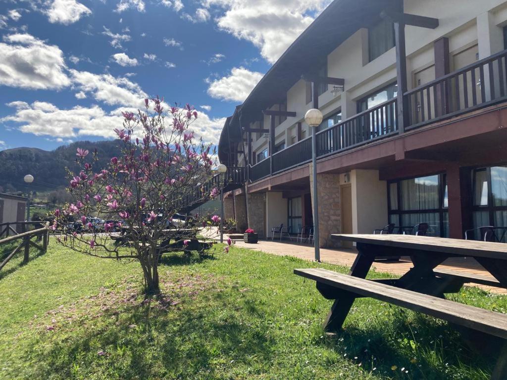 Apartamentos Aldea Del Puente Onís Exteriör bild