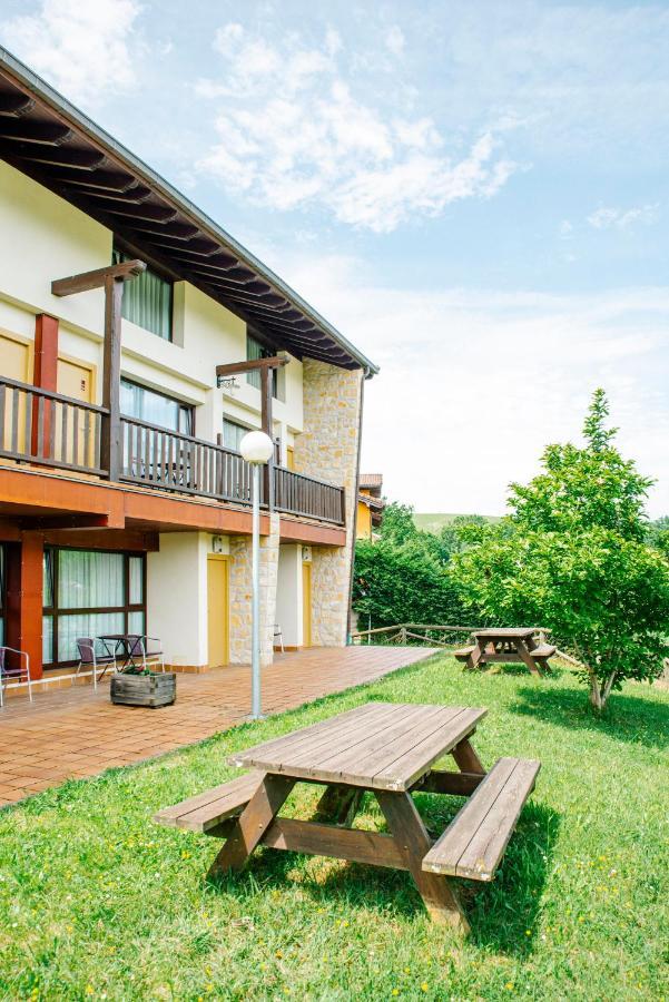 Apartamentos Aldea Del Puente Onís Exteriör bild