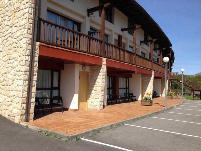 Apartamentos Aldea Del Puente Onís Exteriör bild